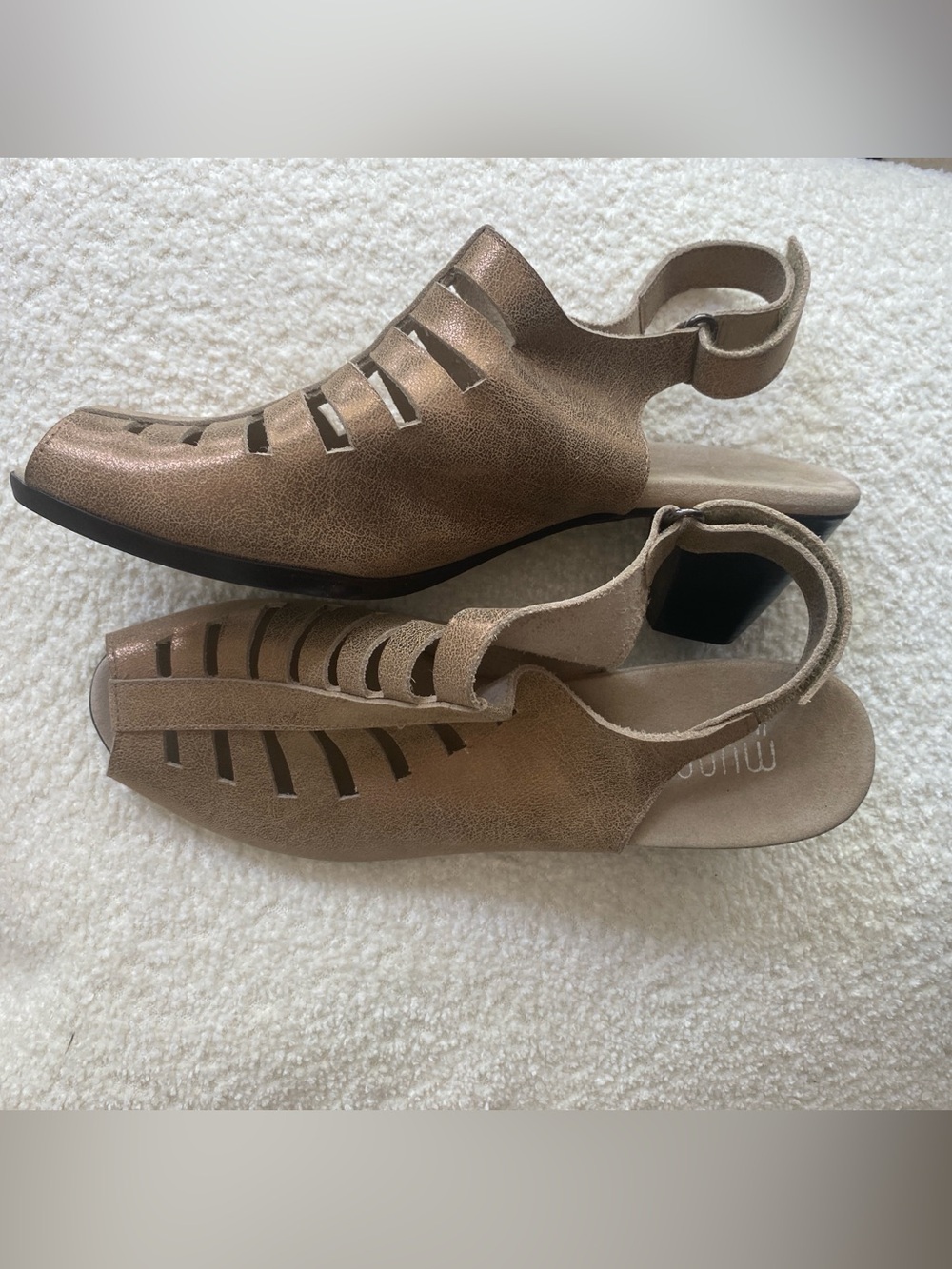 Munro Abby Cutout Leather Heel